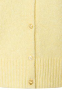 Gestrickte gelbe Strickjacke mit weicher Textur, versehen mit vier gelben Knöpfen vorne und gerippten Details am Saum.