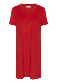 Robe rouge en V, fabriquée dans un matériau doux, avec des manches courtes retroussées et une coupe ample, ornée d'un petit détail de logo noir en bas.