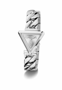 Reloj plateado con cara triangular, que cuenta con un dial texturizado y un prominente logotipo de "GUESS". Diseño de pulsera con eslabones y acabado pulido.