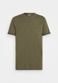 T-shirt in cotone verde oliva con colletto tondo e maniche corte. Presenta un piccolo emblema rosso sul lato sinistro del petto e una texture liscia.