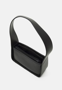 Musta nahkainen olkalaukku, jossa on leveä hihna, suorakaiteen muotoinen, vetoketjulliset osastot ja sileä pinta. Minimalistinen muotoilu, jossa on puhtaat linjat.