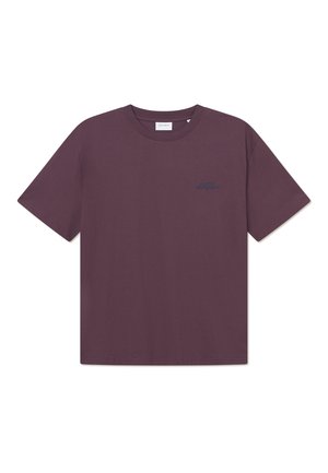 Kortermet t-skjorte i mørk lilla bomull med en subtil marineblå logo brodert på brystet. Enkelt crew neck-design.