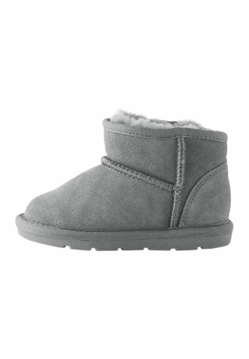 Grau Wildleder Stiefelette mit Schafsleder-Futter. Merkmale sind eine abgerundete Zehenpartie, seitliche Nähte und eine strukturierte Gummisohle für Rutschfestigkeit.