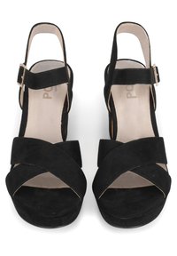 Sandalias de tacón alto de ante negro con tiras cruzadas y hebilla en el tobillo ajustable. Punta abierta redondeada y detalles de forro interior suave.