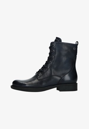 Bottine en cuir bleu foncé, avec une finition lisse, un laçage à l'avant et un talon empilé. Design simple avec une embout rond et des accents subtils.