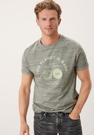 MET PRINT OP DE VOORKANT - T-shirt imprimé - khaki oliv placed