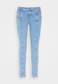 Vaqueros ajustados de color azul claro, hechos de denim, con una textura suave, costuras frontales sutiles y una cinturilla estándar con un botón de metal.
