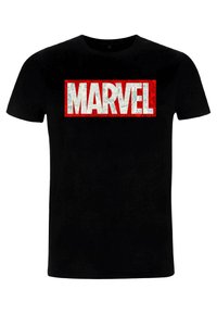 Černé bavlněné tričko s výrazným logem "MARVEL". Logo má červené akcenty a pozadí s opotřebovanou komiksovou tabulkou v obdélníkovém rámečku.