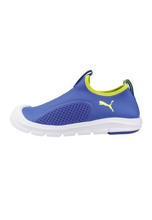 Zapatilla deportiva azul tipo slip-on con suela blanca, panel lateral de malla, forro interior amarillo y logo de Puma.