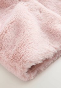 Blødt pink kunstpelsstof med en fluffy tekstur, der har en glat underside, ideelt til tæpper eller bløde tilbehør.