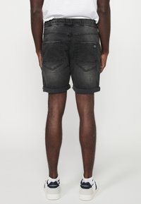 Koroshi BERMUDA JOGGER - Džinsa auduma šorti - denim black denim