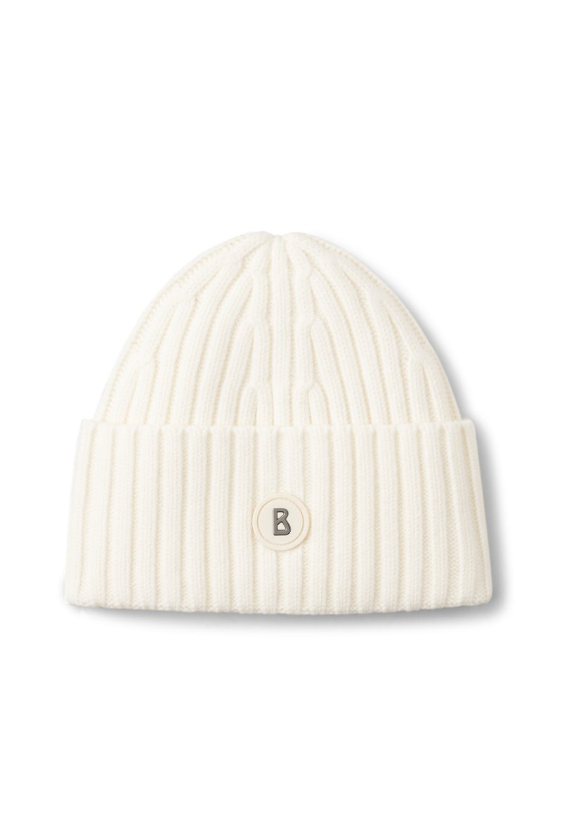 Biała dzianinowa czapka z pionową fakturą prążków, z podwiniętym mankietem i okrągłą naszywką z logo z stylizowaną literą "B".