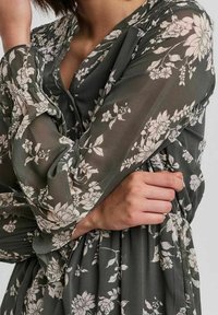 Vero Moda Vardagsklänning - mottled green