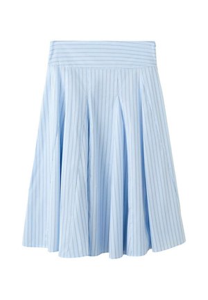 Falda midi azul claro con finas rayas verticales blancas y grises y una cinturilla ancha con rayas horizontales.