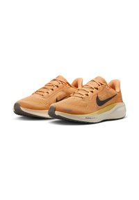 Zapatillas de running de malla naranja con un logo Swoosh negro, acentos verdes, construcción ligera y suela de goma texturada para agarre.