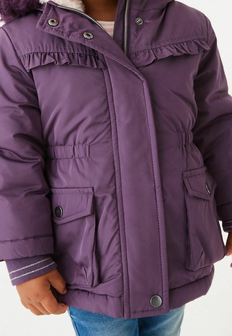 Veste matelassée violette avec un col à volants, fermetures éclair et à pression, poches latérales et taille cintrée pour un ajustement sécurisé.