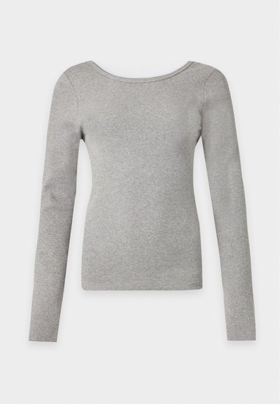 Pull en maille côtelée à manches longues, col rond, de couleur gris clair, avec une silhouette cintrée et des épaules sans coutures.