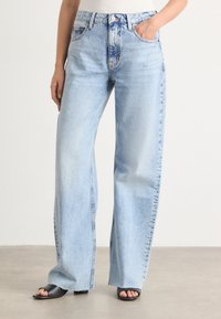 Tommy Jeans - MIA RELAXED STRAIGHT - Jeans Relaxed Fit - denim mid light blue Miniaturebillede 1