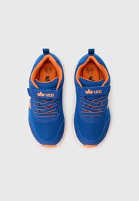 Μπλε αθλητικά παπούτσια με διχτυωτό υλικό και πορτοκαλί λεπτομ�έρειες, ελαστικά κορδόνια και λουράκι με βέλκρο. Διαθέτουν λαστιχένια σόλα και επένδυση για άνεση. Μέγεθος EU 29.