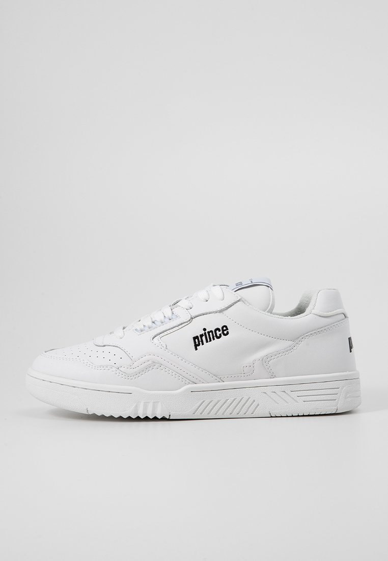 Zapatillas blancas con un acabado de cuero suave, con letras negras, acentos laterales texturizados y una suela de goma para mayor tracción.