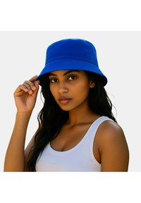 Cappello a secchiello blu con tesa larga, realizzato in tessuto liscio; indossato inclinato di lato, presenta un design pulito e un colore vivace.