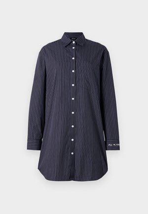 Chemise à boutons navy avec des rayures verticales, manches longues, col classique, poche poitrine unique et détail textuel sur la manche.