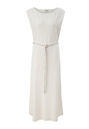 Robe sans manches couleur crème avec un col rond et une ceinture en tissu portant le texte "IDENTITÉ CASUALE". Texture lisse, design arrivant au genou.