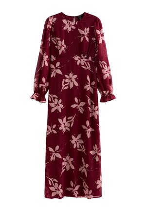 Largo vestido burdeos con patrón floral en rosa claro, mangas largas abullonadas con puños rizados y cintura ajustada.