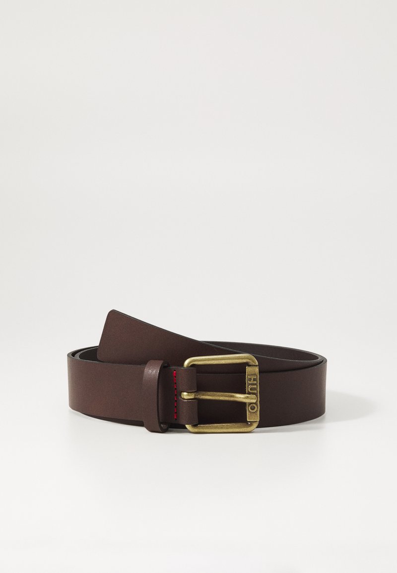 Cinturón de cuero marrón con una hebilla rectangular en tono dorado, que presenta un pespunte en rojo cerca de la hebilla. Textura plana y suave.