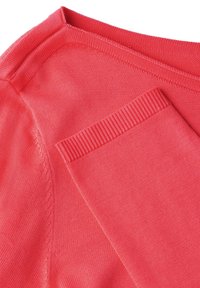 Tissu en maille corail, présentant un col ras du cou en côtes sans couture et un détail de panneau avec des côtes horizontales, une texture lisse et une couleur vibrante.