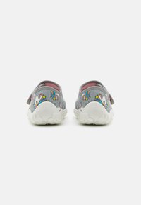 Grå slip-on skor med färgglada unicornmönster, rund tå, elastiska sidor och vit gummisula med blommotiv.
