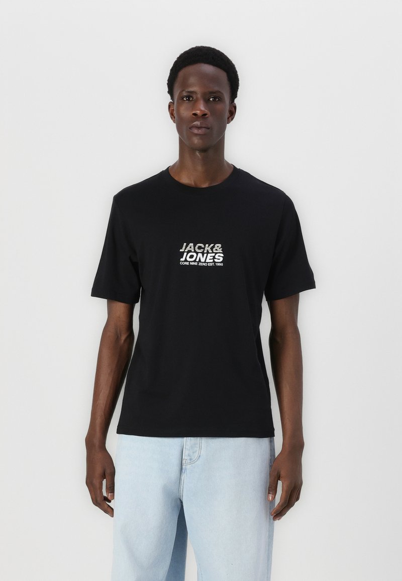Camiseta de algodón negra de manga corta, con el logotipo en texto blanco "JACK & JONES" centrado en el pecho. Ajuste casual, escote redondo.