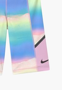 Barevné sportovní šortky s gradientním vzorem modré, růžové a zelené barvy, s černým logem Nike a kontrastními švy.