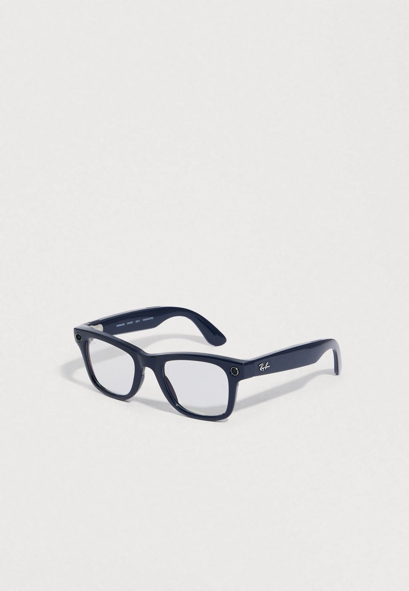 Gafas rectangulares de color azul marino con lentes transparentes. Montura de plástico con detalles metálicos y logo en la patilla. Adecuadas para uso diario.