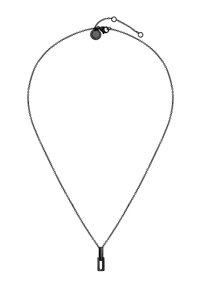 Zwarte metalen ketting met een dunne schakel en een rechthoekige hanger. Het ontwerp is minimalistisch met een gladde textuur en een glanzende afwerking.