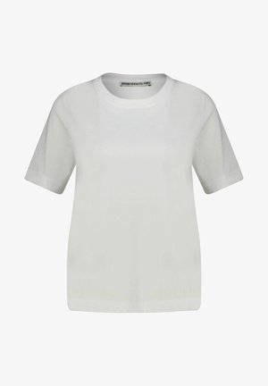 Jednoduché bílé tričko s krátkými rukávy a kulatým výstřihem, s nápisem na štítku uvnitř límce: "DRYKORN FOR BEAUTIFUL PEOPLE."