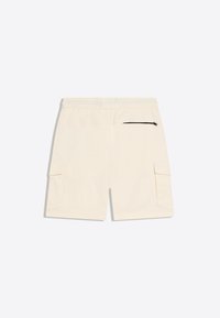 Shorts cargo beige avec taille élastique, deux poches latérales à rabat et une poche arrière zippée sur fond blanc.