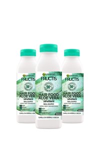 Tre bottiglie bianche di Garnier Fructis Hair Food Aloe Vera, con tappi turchesi e etichette con accenti verdi, ciascuna da 350ml.