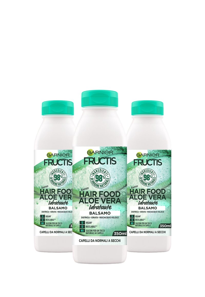 Tre bottiglie bianche di Garnier Fructis Hair Food Aloe Vera, con tappi turchesi e etichette con accenti verdi, ciascuna da 350ml.