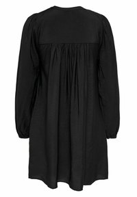 Czarna sukienka z długim rękawem wykonana z lekkiego materiału, z zebranym tyłem i okrągłym dekoltem, o luźnym kroju i subtelnej fakturze.