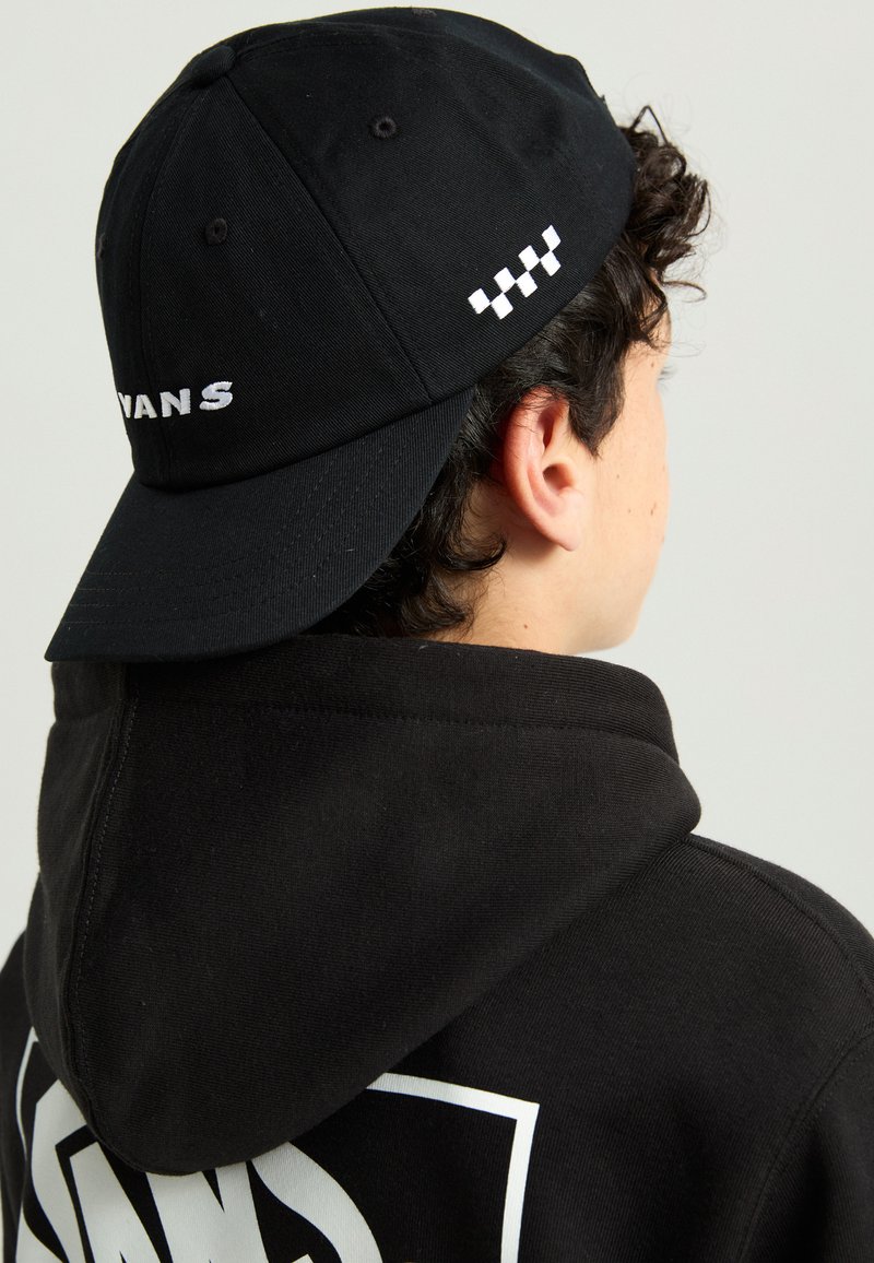 Cappello nero con visiera curva, con la scritta "VANS" ricamata in bianco sul davanti e un motivo a scacchi come accento laterale.