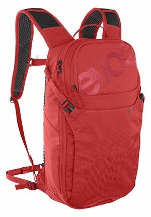 Zaino rosso con spallacci regolabili, caratterizzato da un esterno testurizzato, più scomparti e un logo prominente stampato sul davanti.