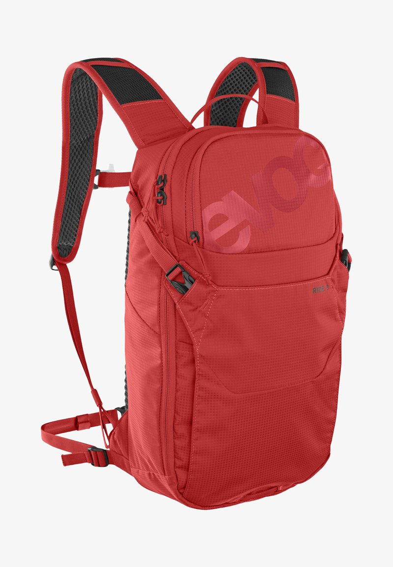 Roter Rucksack mit verstellbaren Trägern, einer strukturierten Außenseite, mehreren Fächern und einem auffälligen Logo auf der Vorderseite.