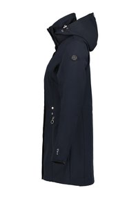 Marineblauwe softshell jas met een capuchon, voorzien van een ritssluiting aan de voorkant, zijzakken en een ronde logo op de linkerschouder.