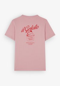 Růžové bavlněné tričko s krátkými rukávy, na kterém se nachází červená grafika poháru gelata a text: "il Gelato" a "SCALPERS CREAM" na zadní straně.