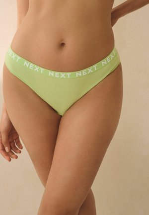 Hellgrüne Strings mit einem weißen elastischen Bund, auf dem wiederholt "NEXT" gedruckt ist. Weicher Stoff und minimales Design für die Abdeckung.