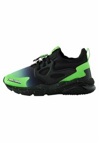 Scarpe da corsa nere e verdi con una tomaia liscia in materiale sintetico, design degradé, suola maculata e dettagli laterali unici.