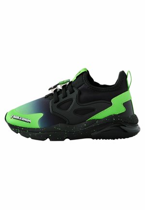Des chaussures de sport noires et vertes avec une tige lisse en synthétique, un design dégradé, une semelle mouchetée et des accents latéraux uniques.