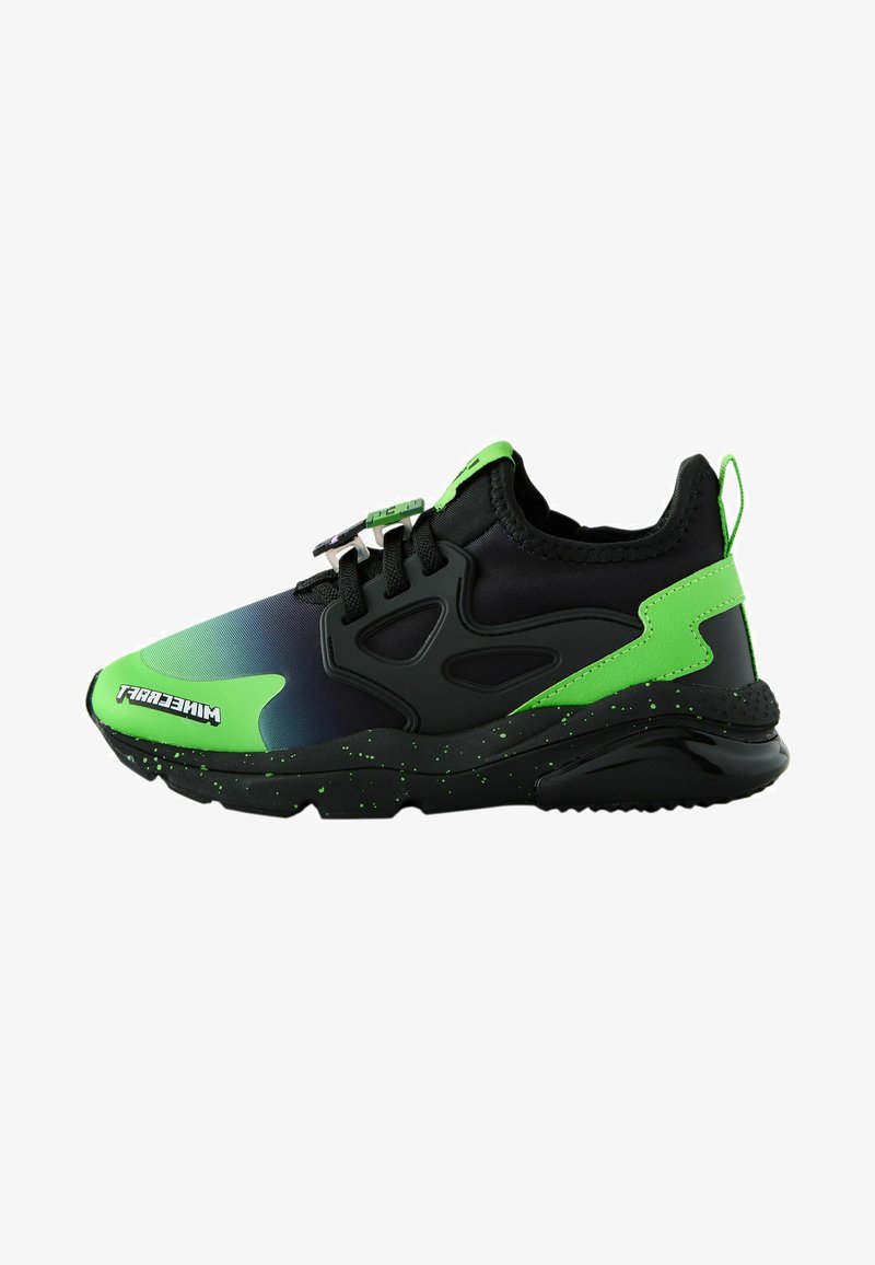 Baskets de sport noires et vertes avec lacets, semelle épaisse mouchetée, et logo "Minecraft" sur le côté avant sur fond blanc.