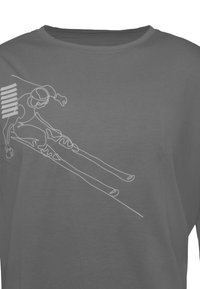Grå T-shirt med en vit grafisk design av en skidåkare i rörelse, som framhäver strömlinjeformade former och dynamiska linjer i minimalistisk stil.